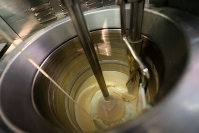 Eismasse rotiert in der traditionellen Eismaschine der Conti-Manufaktur