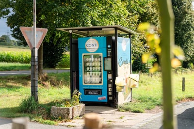 Ein Conti-Eisautomat im Außenbereich